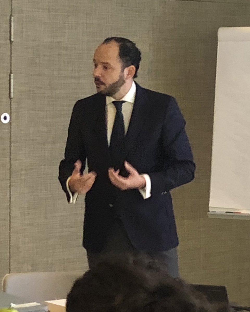 patriciajaenv's tweet photo. #talentpoolGMs Alberto Lalinde nos da una Clase magistral de los roles y conocimientos que deben tener los GMs excelentes! Mucho #talento , nervios, ilusión y compañerismo en esta sala. Os deseamos los mayores éxitos! #MeliaSpain @MeliaCareers https://t.co/hDkxLzZwrA