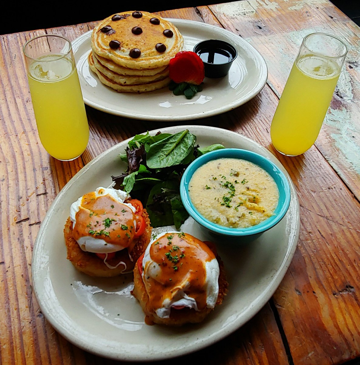 Come BRUNCH with us every Sunday from 11-3! We've got delicious menu items including Blue Crab Sope Benedicts, Chocolate Chip Pancakes, and freshly juiced orange juice for your mimosas!
#brunch #sunday #houstoneats #htx #houstontx #pancakes #mimosa #Montrose #sundayfunday