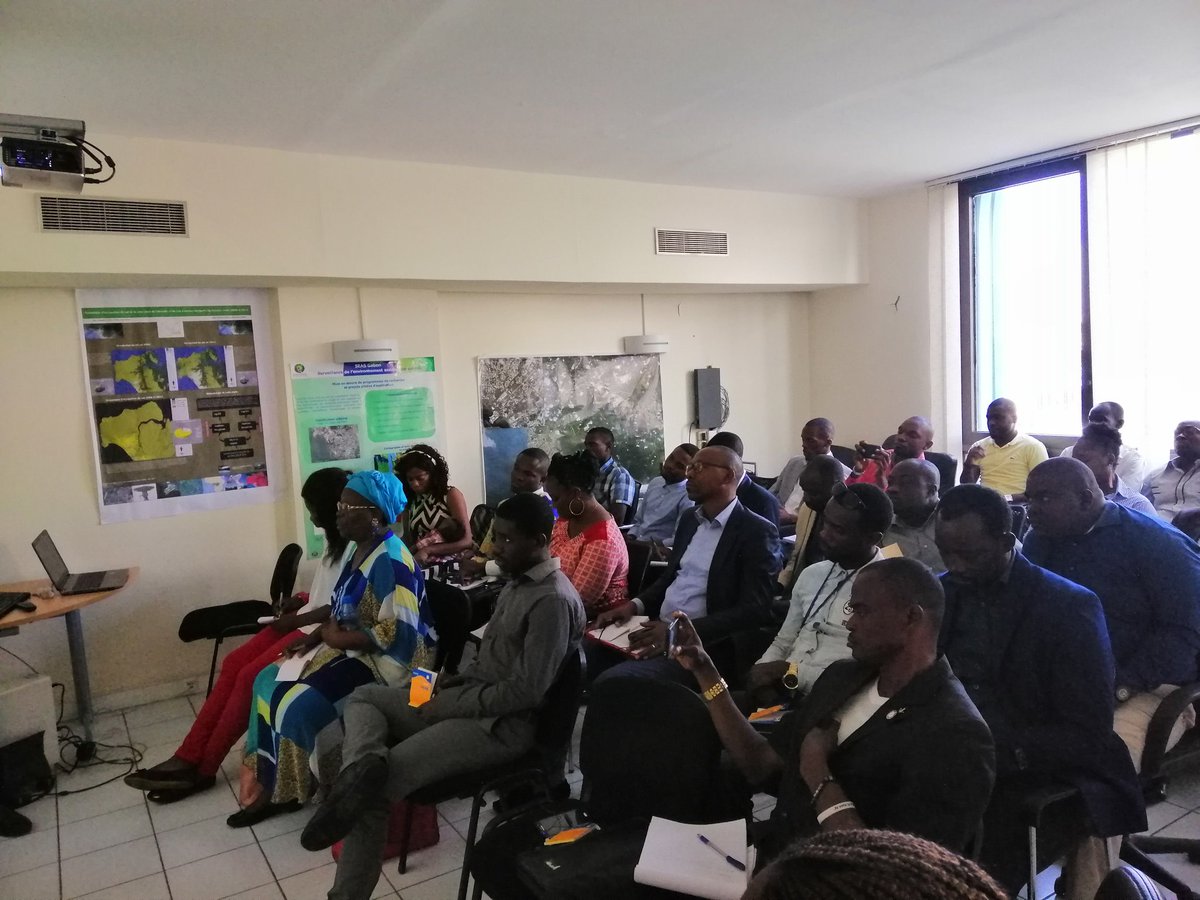 GabonClimat's tweet photo. Le CNC a tenu un atelier co-organisé par le #Roscevac et @PACJA1 sur renforcement des capacités des OSC oeuvrant pour l'environnement et la gouvernance climatique. Partage d'information sur les projets climatiques du #Gabon et les opportunités de collaboration. https://t.co/kkZbTD9aRs
