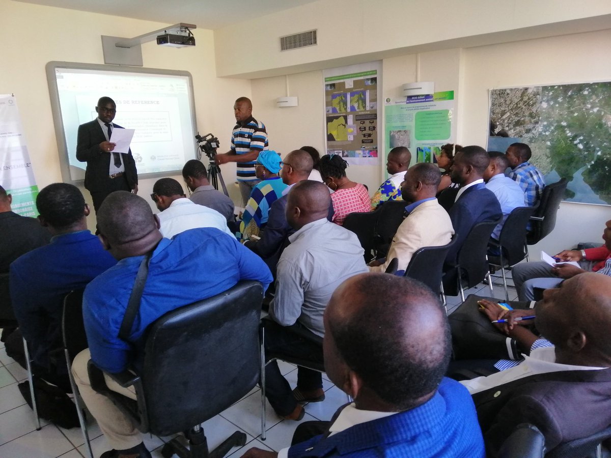 GabonClimat's tweet photo. Le CNC a tenu un atelier co-organisé par le #Roscevac et @PACJA1 sur renforcement des capacités des OSC oeuvrant pour l'environnement et la gouvernance climatique. Partage d'information sur les projets climatiques du #Gabon et les opportunités de collaboration. https://t.co/kkZbTD9aRs