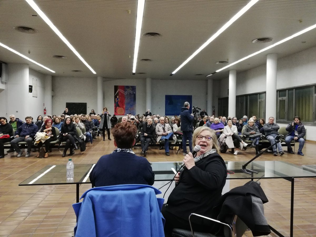 elena_gentile's tweet photo. È un onore vedere, di domenica pomeriggio, l'aula del consiglio comunale di #Cerignola piena! Per parlare insieme a @TeresaBellanova di "Parole Nuove per un'Italia e un'Europa più forti". #blogeuropa https://t.co/BKnYD5PoxU