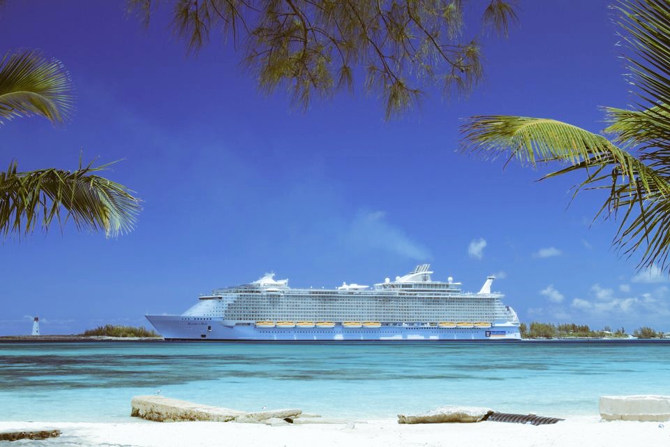 RooSmash_'s tweet photo. I will see you all at the end of month! In the meantime you can find me on this ship... Somewhere out in the Caribbean. 🏖️🌅🏝️ #Vacation https://t.co/Ztoz2yZsbz