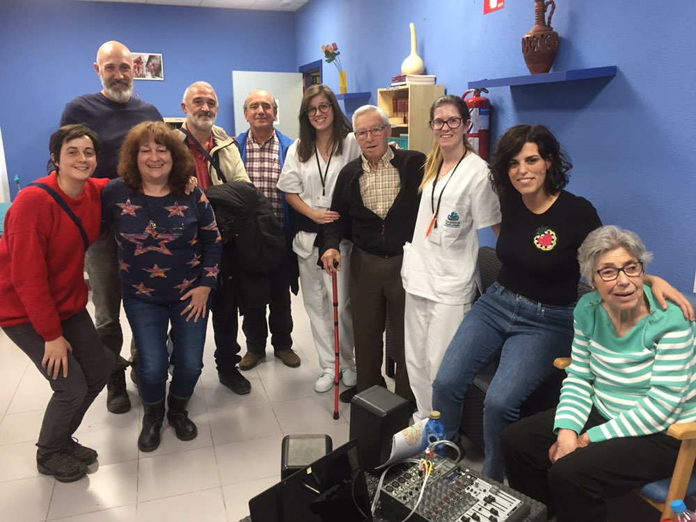 comunicatis_es's tweet photo. En nuestro programa 31 de #BellaescusaRadio hemos conocido a @agrolab_perales. Entrevistar a este proyecto nos ha dado la oportunidad de disfrutar de un intercambio de conocimientos muy enriquecedor. Aquí puedes escucharlo 👉 https://t.co/wLrvzdCjoC https://t.co/0gkPfhUmZR