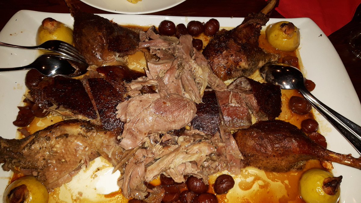 THerzlieb's tweet photo. Ohja das war lecker.
Wir haben uns doch gegen das Menü entschieden und "nur" die Gans nebst köstlichen Beilagen verzehrt. Es gab Rosenkohl mit Speck und Sahne, herrlichen Rotkohl und eine geniale Sauce (ein wenig salzig), dazu Kartoffelklöße.
#Timschlemmt
#Biogans https://t.co/kEMky5IAtw