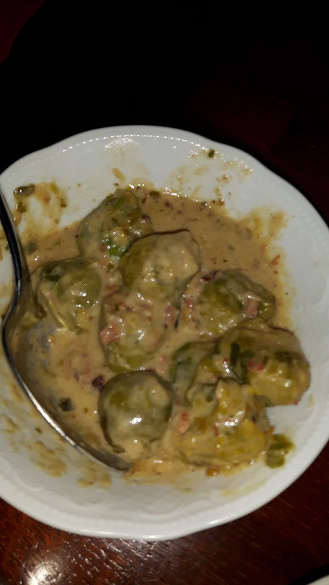 THerzlieb's tweet photo. Ohja das war lecker.
Wir haben uns doch gegen das Menü entschieden und "nur" die Gans nebst köstlichen Beilagen verzehrt. Es gab Rosenkohl mit Speck und Sahne, herrlichen Rotkohl und eine geniale Sauce (ein wenig salzig), dazu Kartoffelklöße.
#Timschlemmt
#Biogans https://t.co/kEMky5IAtw