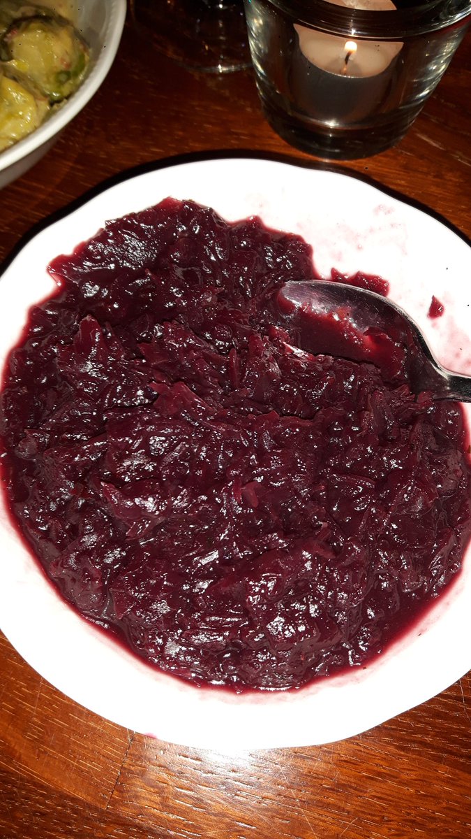 THerzlieb's tweet photo. Ohja das war lecker.
Wir haben uns doch gegen das Menü entschieden und "nur" die Gans nebst köstlichen Beilagen verzehrt. Es gab Rosenkohl mit Speck und Sahne, herrlichen Rotkohl und eine geniale Sauce (ein wenig salzig), dazu Kartoffelklöße.
#Timschlemmt
#Biogans https://t.co/kEMky5IAtw
