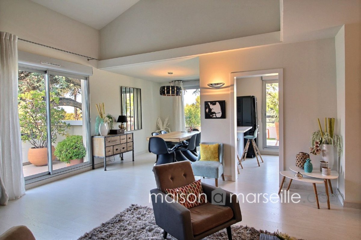 KOSYMO_Immo's tweet photo. * RARE A LA VENTE *  Magnifique #appartement au dernier étage d’une belle résidence. Très joliment rénové, baigné de lumière, cet appartement de 110 m2 avec deux #terrasses n'attend que vous.
>> https://t.co/2bE304ebaL
 #appartement #marseille #terrasse #immobilier https://t.co/qtdjguCMXx