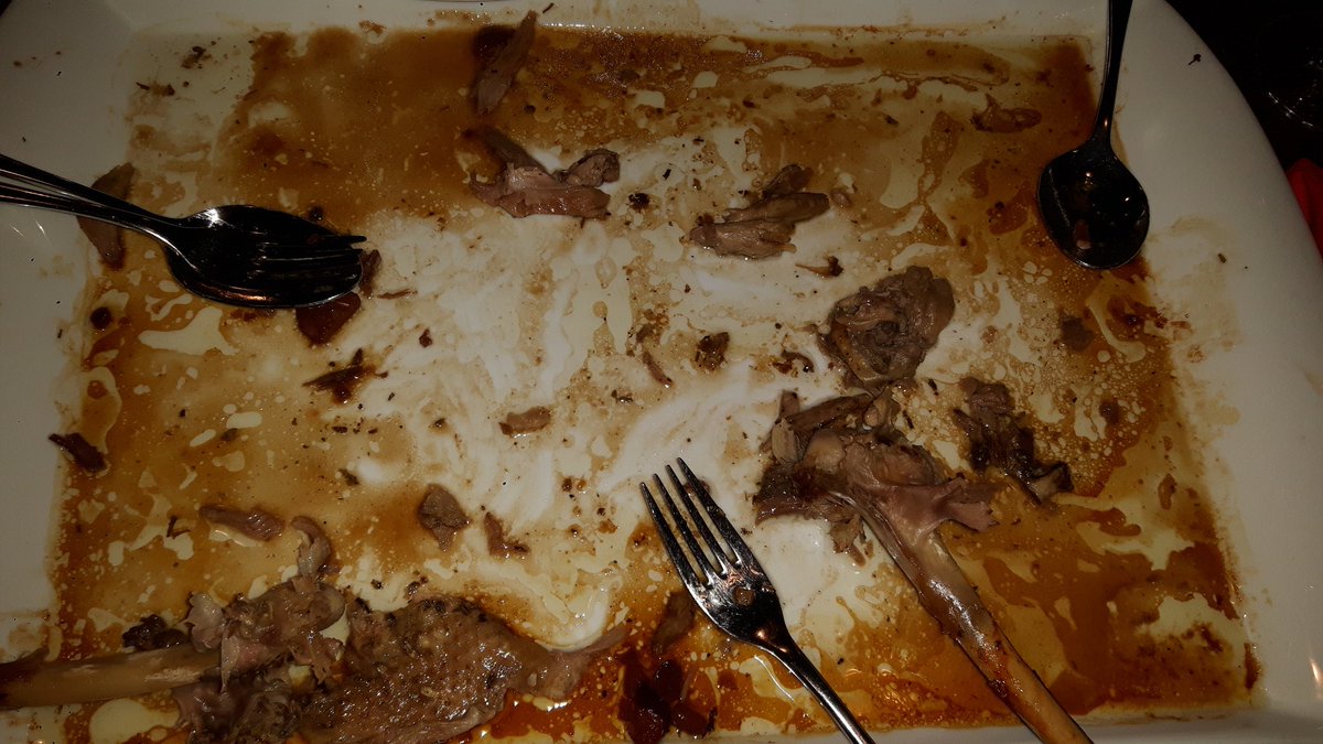 THerzlieb's tweet photo. Ohja das war lecker.
Wir haben uns doch gegen das Menü entschieden und "nur" die Gans nebst köstlichen Beilagen verzehrt. Es gab Rosenkohl mit Speck und Sahne, herrlichen Rotkohl und eine geniale Sauce (ein wenig salzig), dazu Kartoffelklöße.
#Timschlemmt
#Biogans https://t.co/kEMky5IAtw