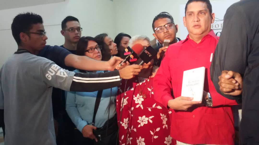 unesrfcu2017's tweet photo. #EnVivo entrevista con @renriqueramos @kennedymorales9 Al los Medios de Comunicación en marco al lanzamiento del su libro El Nuevo Socialismo 
@hugbelpsuv 
#DelegadosDeLaUnesrRumboALaFVEU https://t.co/Td1mnzfajk