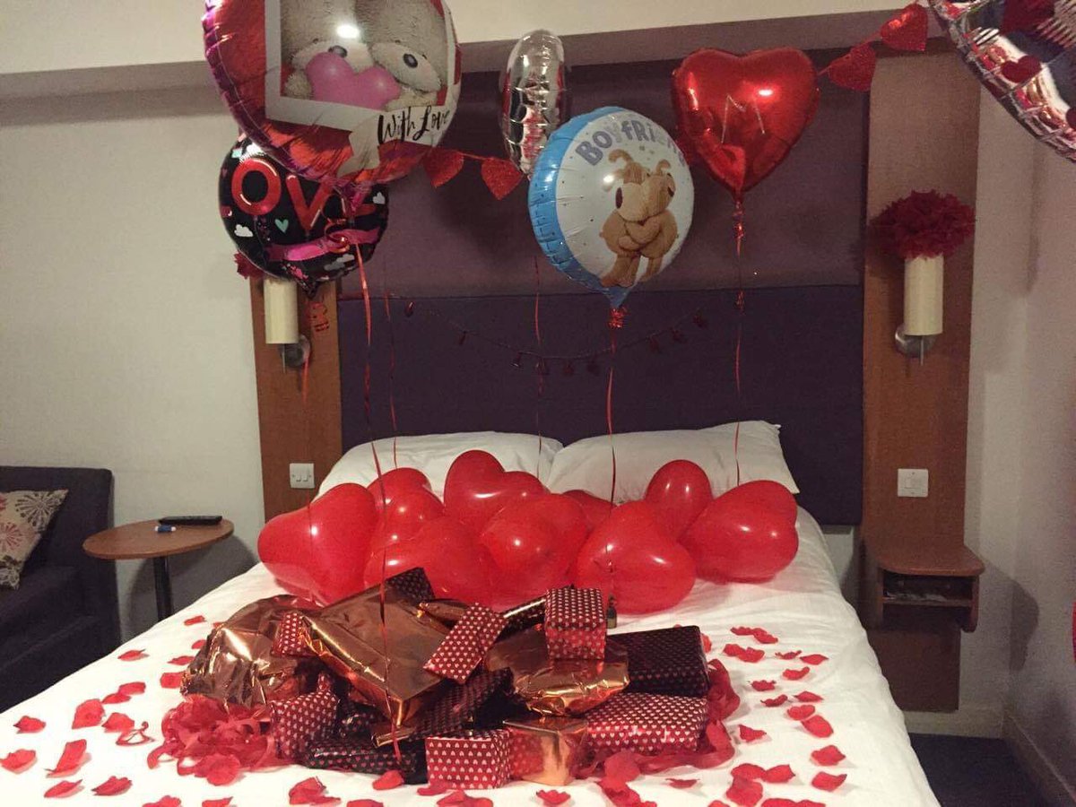 svb1907's tweet photo. Throwback to last year’s Valentines when I tried to be a cutie... #balloonoverload #valentines #mylove #presents #wedoitbig https://t.co/7Svbqefdox