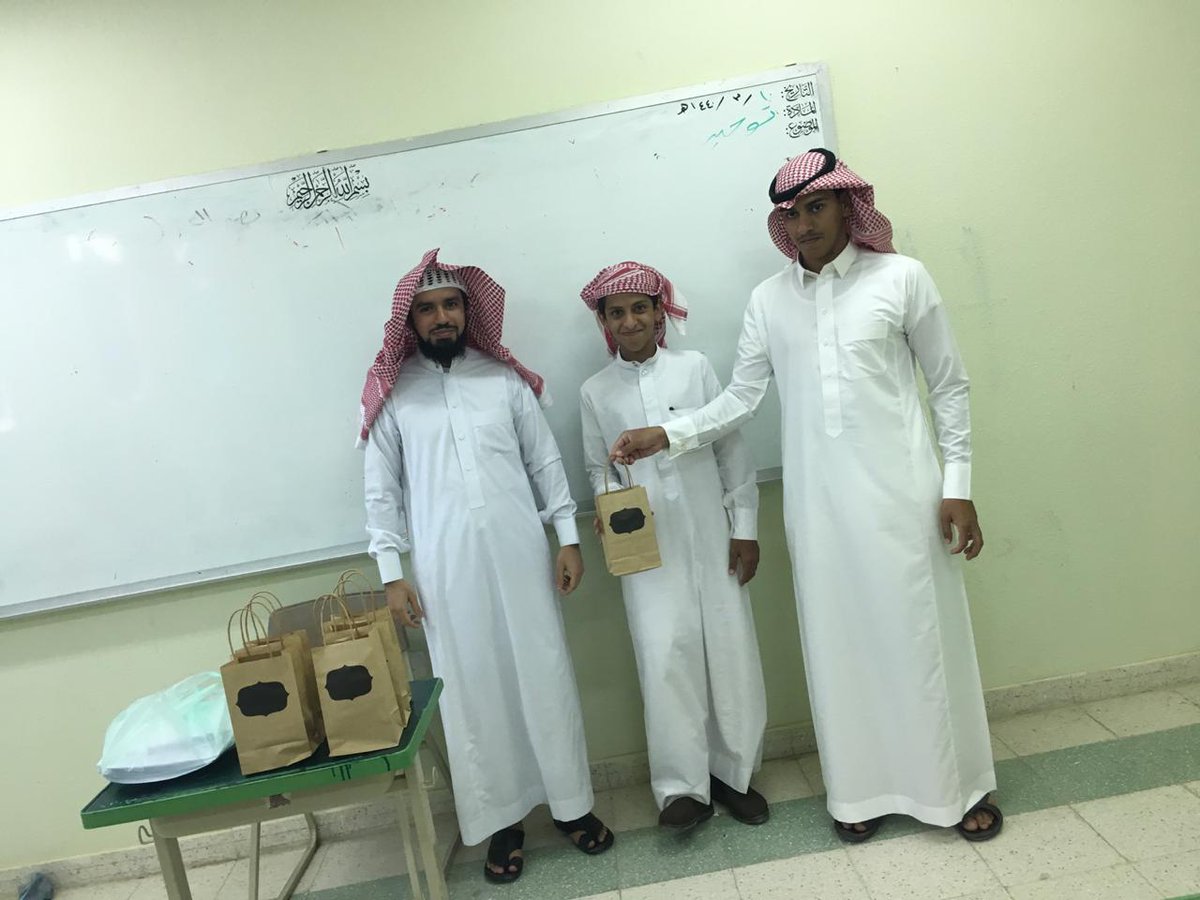 amar_4467's tweet photo. ضمن برنامج تعزيز السلوك الإيجابي وتحقيقاً لرؤية المدرسة تم هذا اليوم الأحد 10/3 تكريم الطلاب المتميزين في إلقاء الإذاعة المدرسية ارتجالياً من الصف 2/م  من قبل رائد الفصل أ/إبراهيم الشهري  وحضور قائد المدرسة أ/حزمي الهاجري 
شعارنا : همة نحو القمة https://t.co/N7orMVwNcy