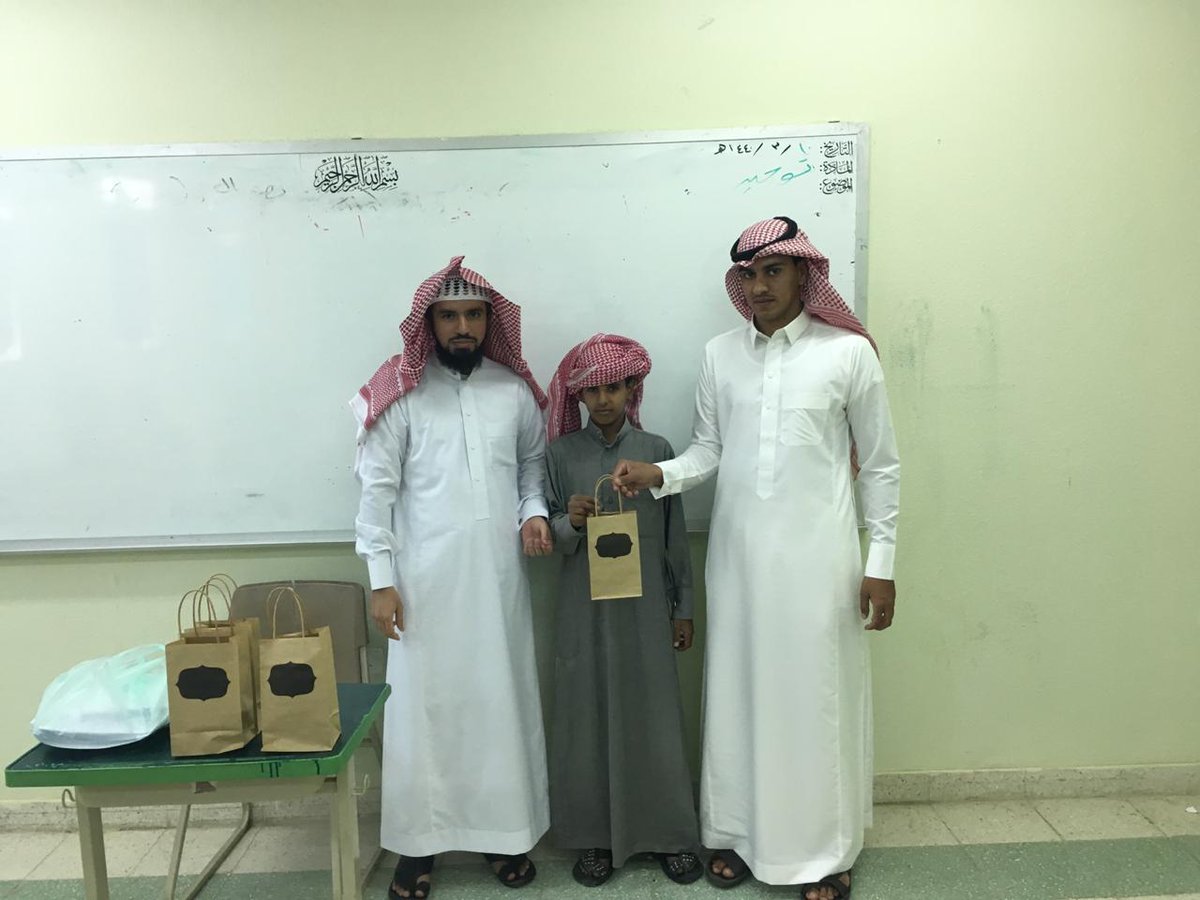 amar_4467's tweet photo. ضمن برنامج تعزيز السلوك الإيجابي وتحقيقاً لرؤية المدرسة تم هذا اليوم الأحد 10/3 تكريم الطلاب المتميزين في إلقاء الإذاعة المدرسية ارتجالياً من الصف 2/م  من قبل رائد الفصل أ/إبراهيم الشهري  وحضور قائد المدرسة أ/حزمي الهاجري 
شعارنا : همة نحو القمة https://t.co/N7orMVwNcy