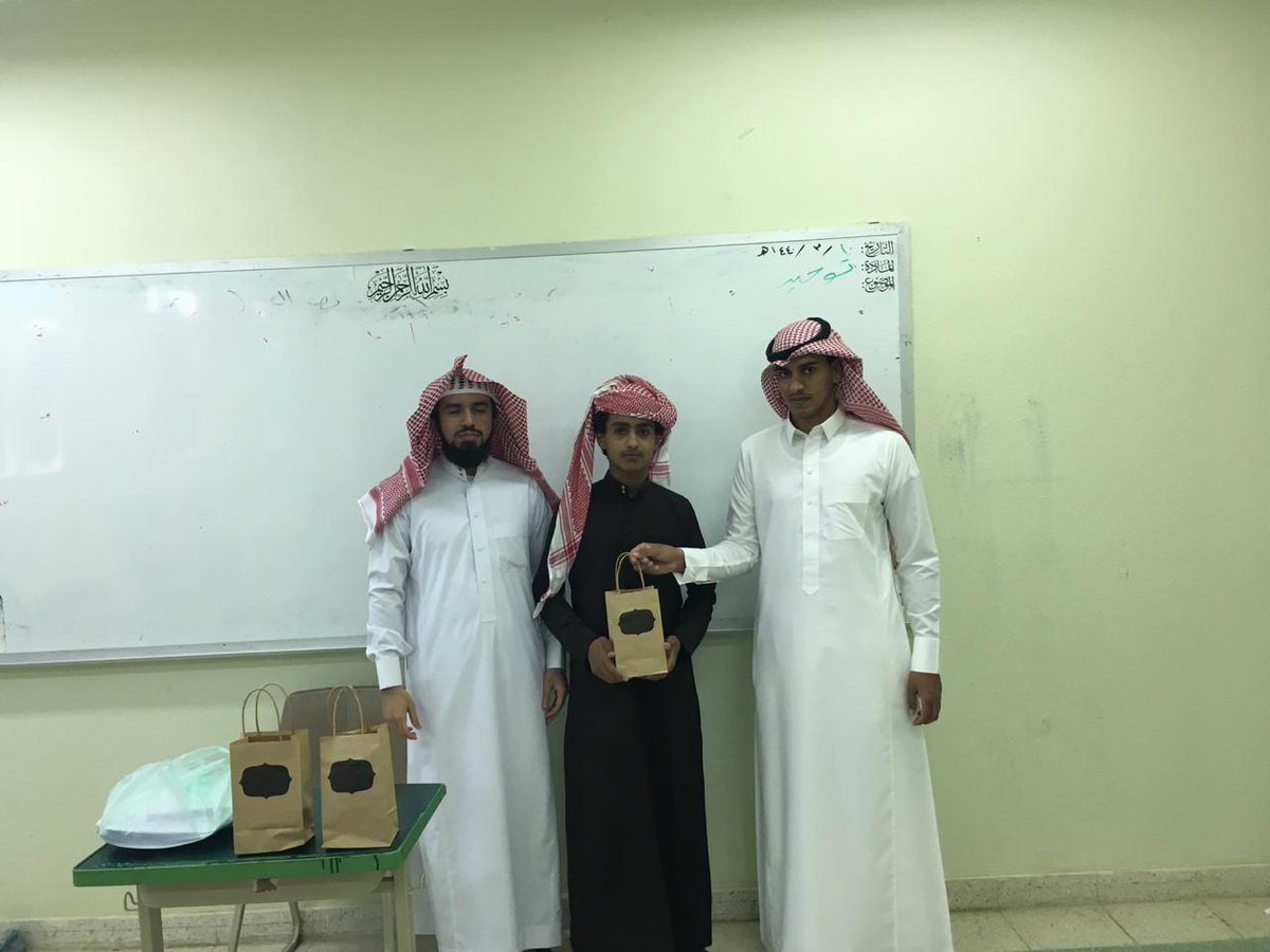 amar_4467's tweet photo. ضمن برنامج تعزيز السلوك الإيجابي وتحقيقاً لرؤية المدرسة تم هذا اليوم الأحد 10/3 تكريم الطلاب المتميزين في إلقاء الإذاعة المدرسية ارتجالياً من الصف 2/م  من قبل رائد الفصل أ/إبراهيم الشهري  وحضور قائد المدرسة أ/حزمي الهاجري 
شعارنا : همة نحو القمة https://t.co/N7orMVwNcy