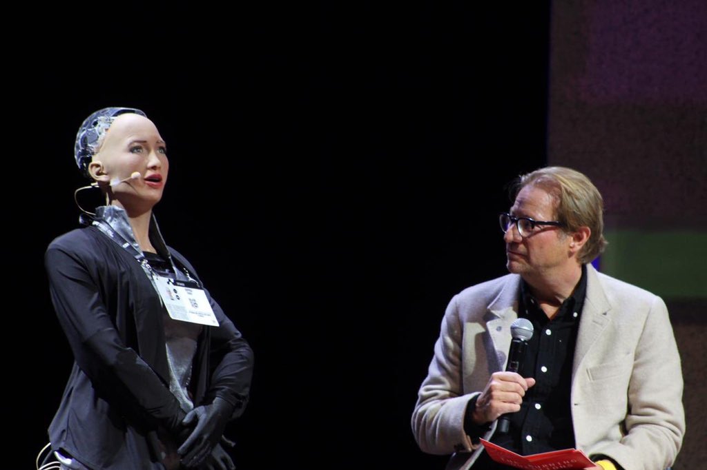 UnnimediosOax's tweet photo. En el segundo día de  @cddelasideas contó con la presencia de @RealSophiaRobot, quien compartio sus deseos y cuál es la función de los robots con los humanos #CDI2018 #TheBuringQuestions https://t.co/doMJwMjtEk