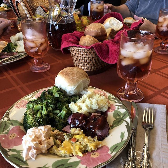 Ashdownamy's tweet photo. Happy PreThanksgiving Sunday from #nanastable #dinnerforseventeen #thankfulforthisdaywithfamily https://t.co/38nDwuVFjs https://t.co/OVffxtwsJq