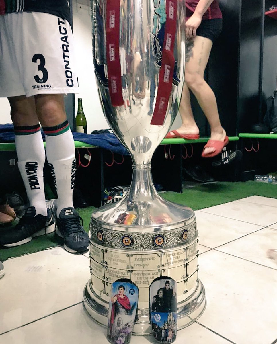 Julián Fernández, campeón de Copa Chile con #Palestino , en todas las canchas acompañado por sus #CanillerasA2T llegó el tan ansiado titulo para el león del medio arabe. ¿Que diseño de canilleras elegirá para la #CopaLibertadores 2019? 😉 ¡Felicitaciones Juli! 🦁⚽️🏆🥇