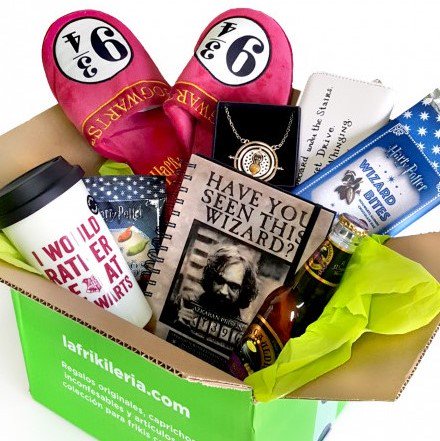 frikileria's tweet photo. ¿Tienes un amigo #PotterObsessed? Pues mencionalo, haz RT a esto y si eres seguidor de @frikileria ya entras en el sorteo de la Caja Sorpresa #WizardingEdition ✌️
Y recuerda que hasta las 23:59 tienes descuentos de hasta el 50% en todo #HarryPotter en https://t.co/2qacWCYUnj https://t.co/sHUFzoyza7