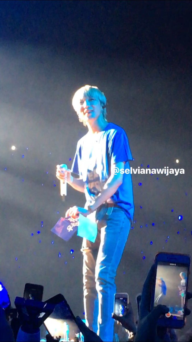 itsmeselvii's tweet photo. i never thought i could see you for real this close 💙 @official_yoon_ ㅠㅠ #WINNER #WINNER2018EVERYWHERETOURINJKT #EVERYWHEREinJKT #EVERYWHERETourInJakarta #SEUNGYOON #YOON https://t.co/ahsqE0Qq19