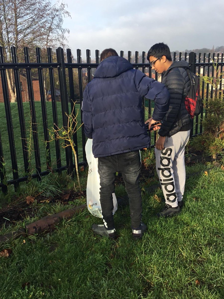 CATCHLeeds's tweet photo. So Sundayβs we handover the responsibility of supporting our room bookings to our young volunteers aged 14-15 to offer them experience & develop their skills. Today they decided to spend a few hours outdoors litter picking and clearing all the leaves. #UsingInitiative #SuperStars https://t.co/hEv6ORbHLO