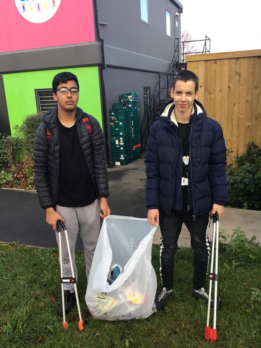 CATCHLeeds's tweet photo. So Sundayβs we handover the responsibility of supporting our room bookings to our young volunteers aged 14-15 to offer them experience & develop their skills. Today they decided to spend a few hours outdoors litter picking and clearing all the leaves. #UsingInitiative #SuperStars https://t.co/hEv6ORbHLO