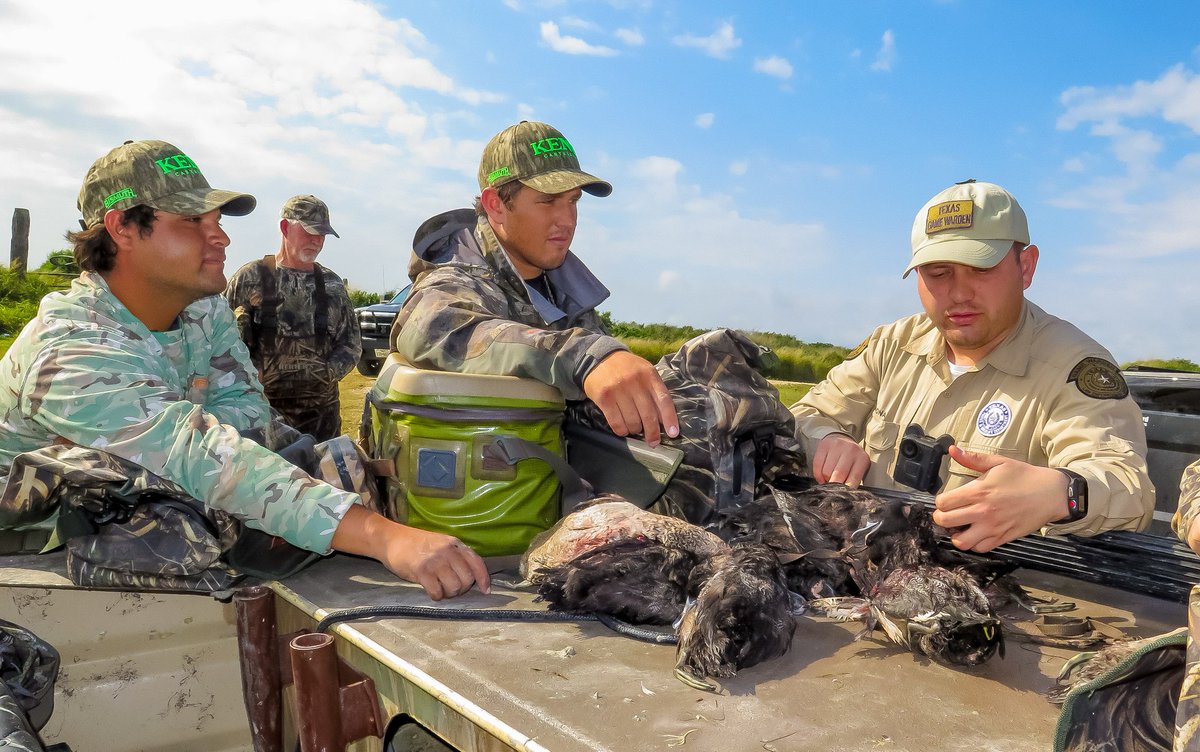 LeftyRay's tweet image. Texas Game Warden R. Corona helps with duck identification in Port Mansfield,  TX @TexasGameWarden