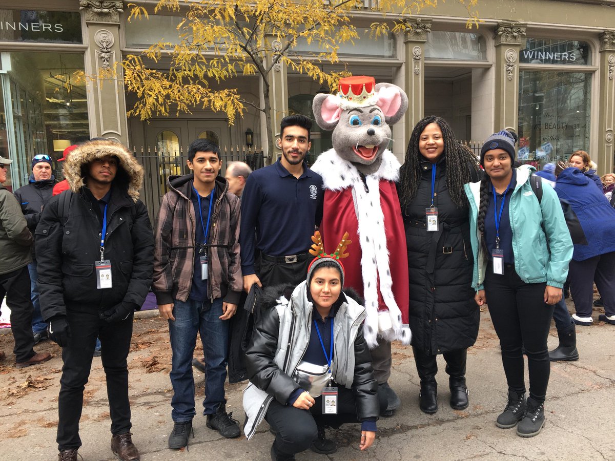 youthinpolicing's tweet photo. ‘Tis the season to be jolly! Come join us at the Santa Clause Parade! @TPSAuxEdison @TorontoPolice @TPSAux51Div https://t.co/mMyuGy2qIz