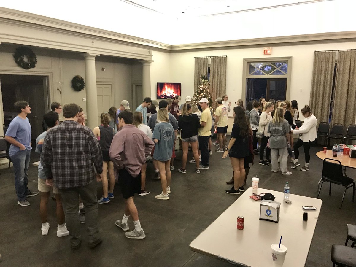 Thank you to the ladies of Delta Gamma for partnering with the men of Sigma Chi to pack shoe boxes for children overseas through Project Christmas Child!🎄🎁