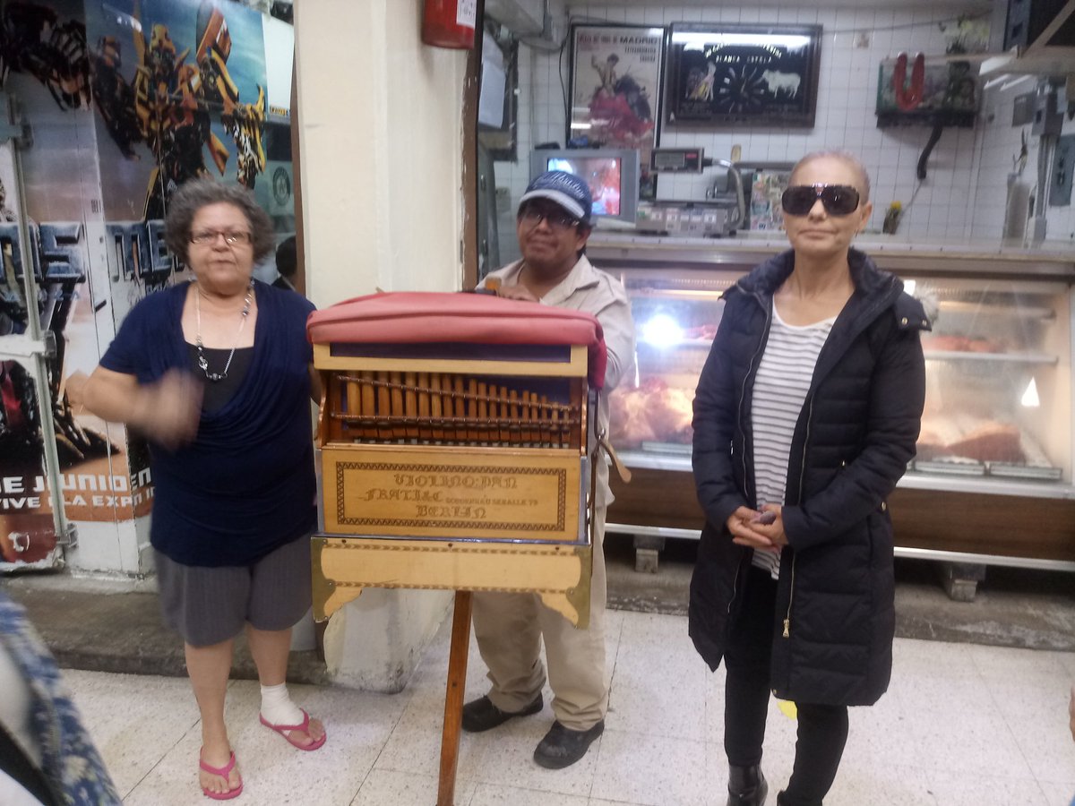 Aqui en el mercado de santa fe con mi gran amiga Mireya y este caballero tocando ese instrumento legendario , falto el monito , pero no importa lo disfrutamos muchisimo. Bendiciones a todos y al Chef Herrera que la energia del cosmo lo acompañe .