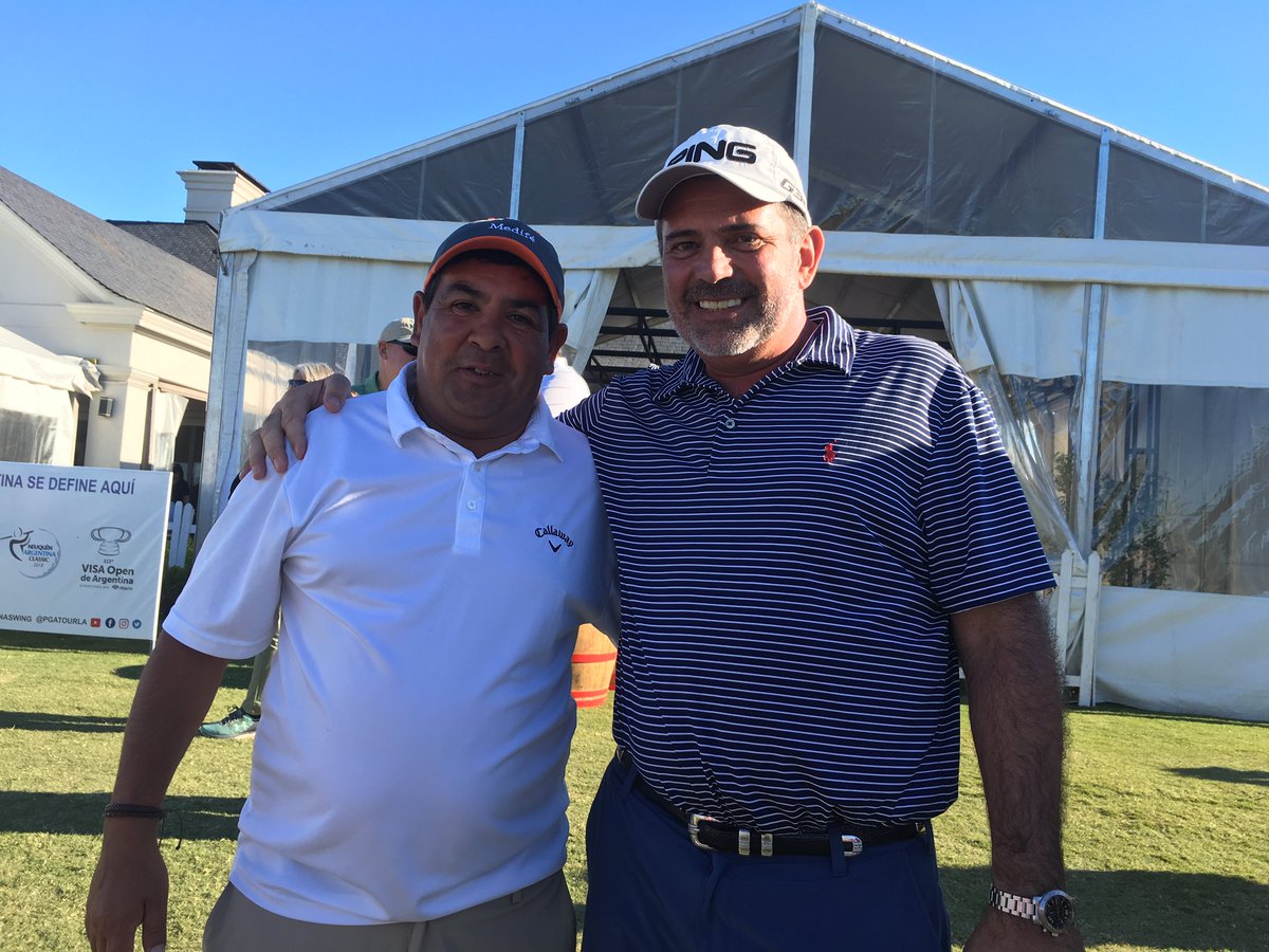 PGAOFICIAL1's tweet photo. Primero me acerque a Beto, el Caddie de Evan Harmeling, para que me cuente cómo fue lo del hoyo en uno ... sigue #VISAopenARG @JORGEPGA @PGATOURLA https://t.co/VJaHku1Ipd