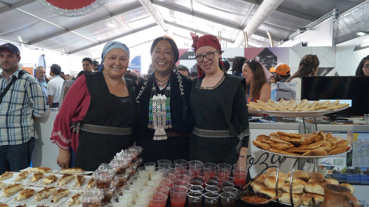 En #ExpoVyva2018 estuvieron las creadoras de la Cafetería Mapuche #NewenLamngen que se ubican en el #MercadoTirsoDeMolina <a href="/tirsorecoleta/">Mercado Tirso de Molina</a> (en foto junto a Celeste Painepan #Retrafe) las pueden seguir en facebook.com/newenlamgen/