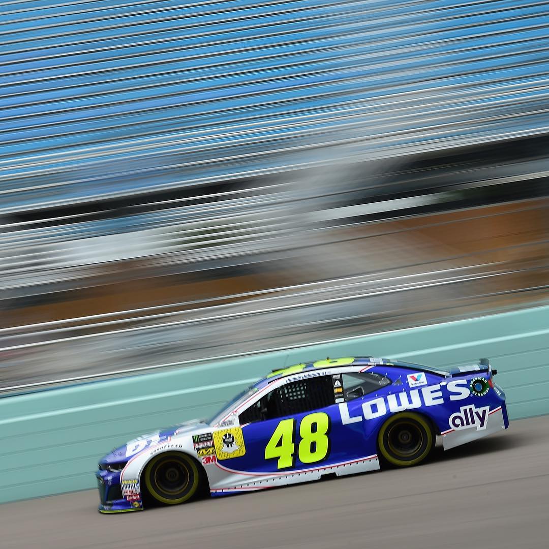 VictorPinedaMx's tweet image. ℹ️ Esta es la última carrera de @Lowes como patrocinador del auto 48 de @JimmieJohnson 

✔️ Se despiden corriendo con el mismo diseño de auto e imagen de la temporada 2002, la primera juntos. 17 años, 17 temporadas. 

#NASCAR #Championship4 #NASCARxFOX