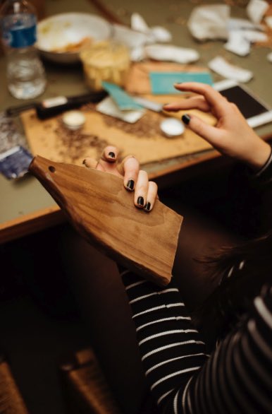 How do you spend your evenings? We’ve spent the last three Wednesdays with Appleton learning different crafts. From spoon forging to candle making to this, carving a chopping board with <a href="/grainandknot/">Sophie Sellu</a> See how we got on in our gallery here bit.ly/2zfjwkE   ✌️😉