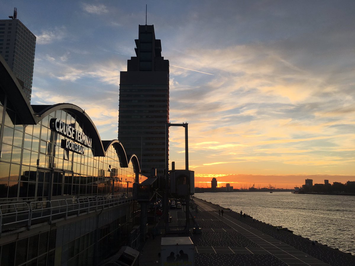 remkovans's tweet photo. Genoten van een fantastische sportavond op een schitterende locatie! Dank @RdamTopsport voor de uitnodiging! #WorldPortBoxing https://t.co/qV7JgLhS9o
