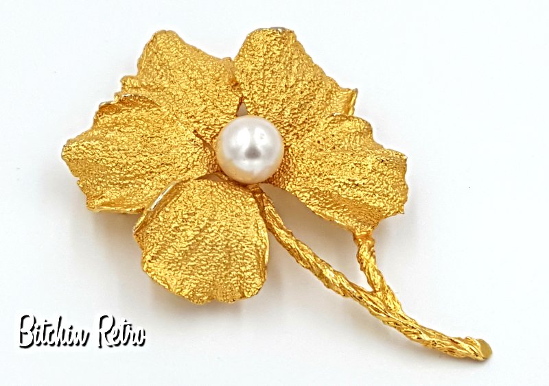 Vintage Hobe Flower Brooch - Simple and Elegant

bitchinretro.com/collections/fl…

#JewelryForSale #Jewelry #Vintage #VintageJewelry #Hobe #VintageBrooch #FloralBrooch #BitchinRetro #VintageFinds #Gifts #ChristmasGifts #GiftsForHer #ShopSmall