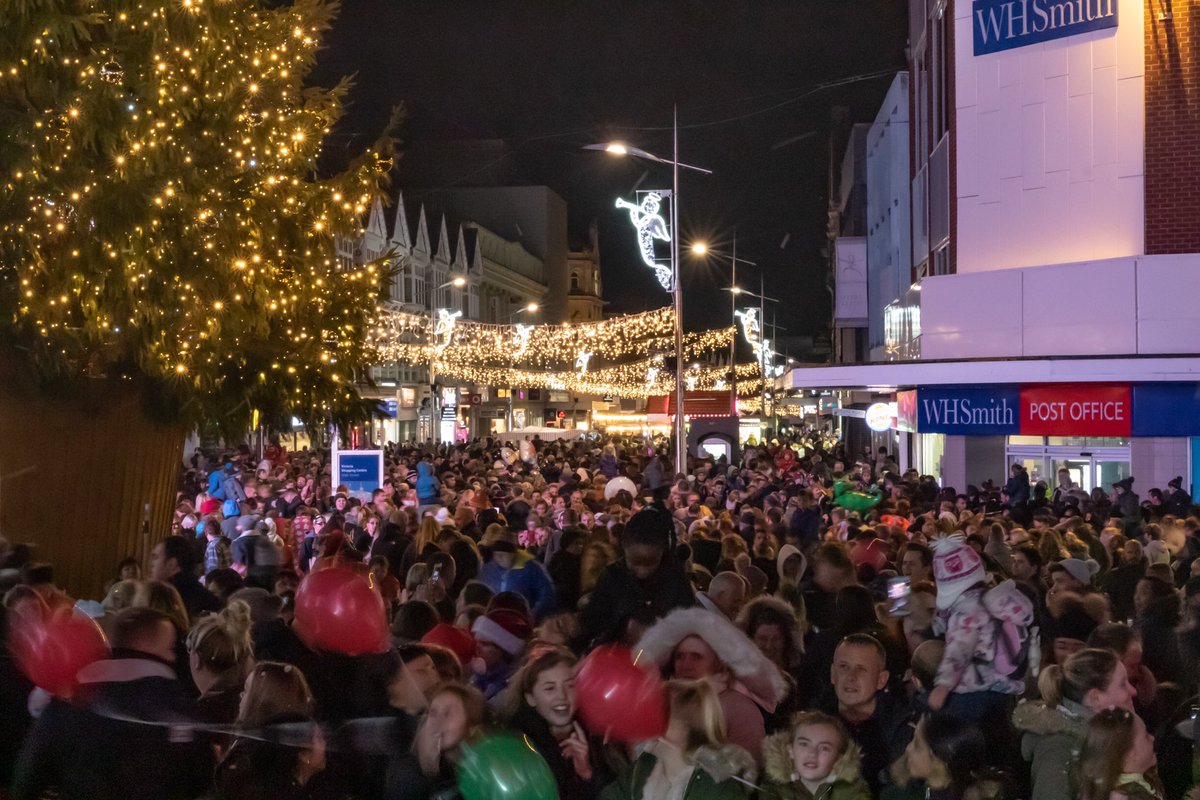 alidewey's tweet photo. One of @southendbid’s initiatives is to bring visitors to the town centre & seafront through BID funded events....mission accomplished yesterday ✅. Huge thanks to all involved @Insp_Hughes @KiwiPUK @StamSec @SouthendBC #ChristmasLightsSwitchOn #seafrontfireworks #Southend https://t.co/othy8b8bOf