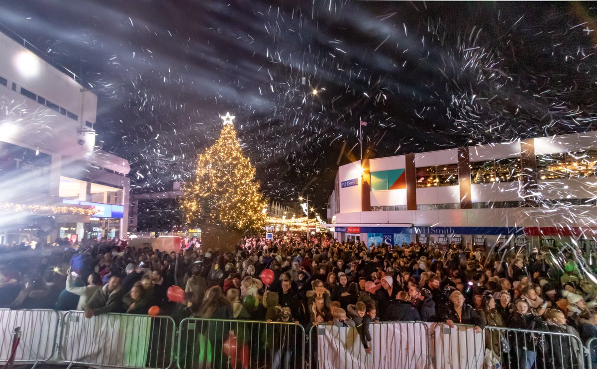 alidewey's tweet photo. One of @southendbid’s initiatives is to bring visitors to the town centre & seafront through BID funded events....mission accomplished yesterday ✅. Huge thanks to all involved @Insp_Hughes @KiwiPUK @StamSec @SouthendBC #ChristmasLightsSwitchOn #seafrontfireworks #Southend https://t.co/othy8b8bOf