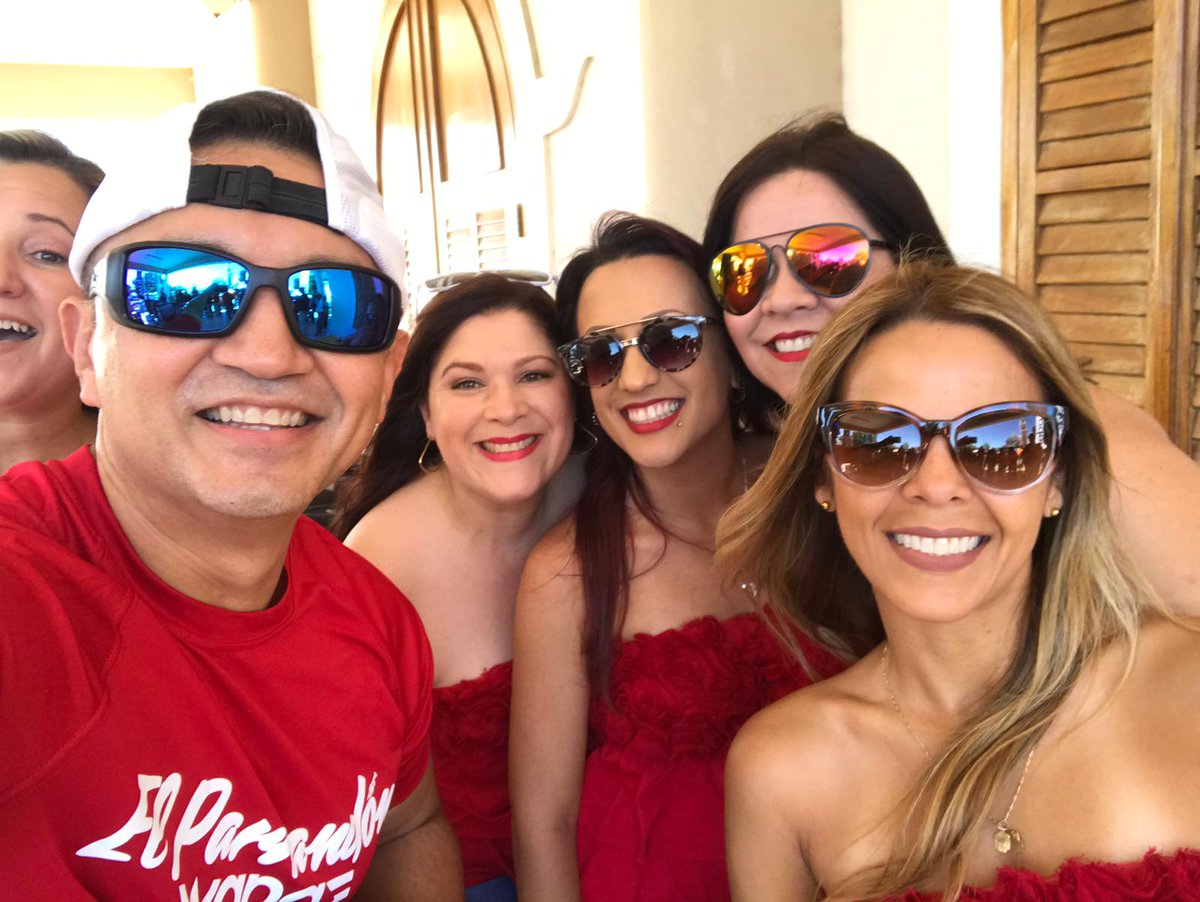 CANTORESBAYAMON's tweet photo. Gozando hoy en el #parrandóndewapa  con la Compañia de Turismo de Puerto Rico @WapaTV  #puertoricoesunafiesta3 #voyturistiandopr https://t.co/uoZJ2P1dMz