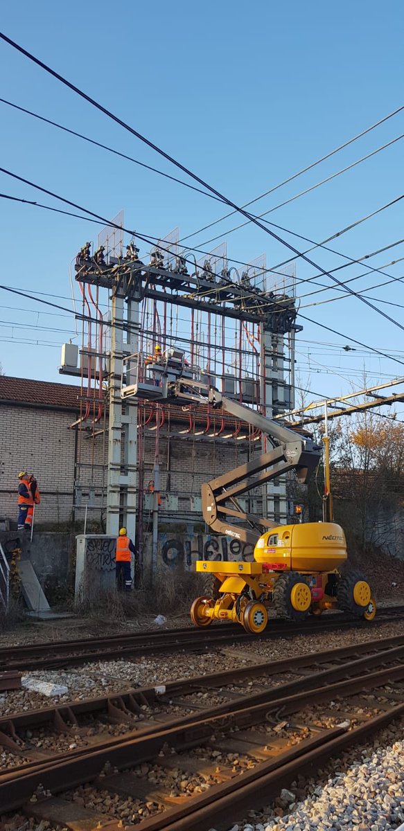 Week-end POLT. Comme il n’y a pas de trains pendant plus de 30 heures c’est le moment pour réaliser des interventions très pointues : recherches de défauts d’isolement dans les postes ou maintenance des herses caténaires. <a href="/SNCFReseau/">SNCF Réseau</a> <a href="/RERC_SNCF/">RER C</a> #IPSO