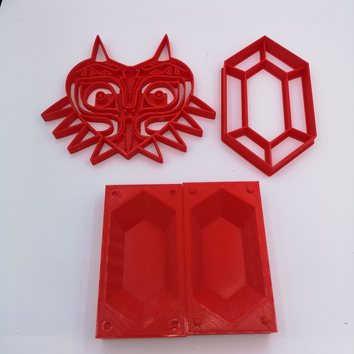 randolf_l's tweet photo. Customer order. A small set of Zelda baking utensils. #3D #3dart #3ddruck #3dprint #3dprinting #pla #tevo #tevotornado #eins3d #cookiecutter #cookiecutters #cookies #cookiecutter #zelda #nerdy #nerds #nintendo #christmascookies #backen #bake https://t.co/KBth0pffZk