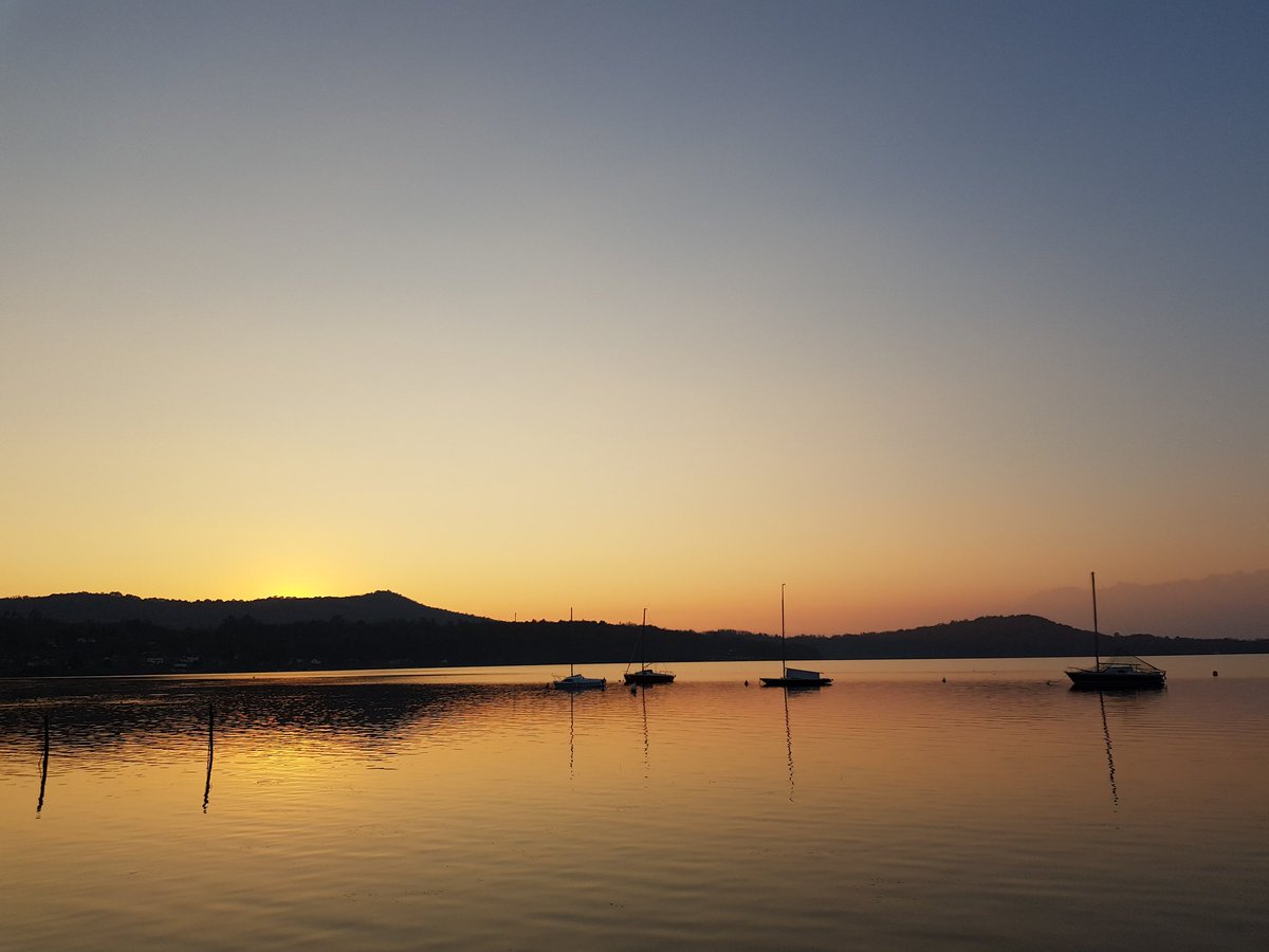 CChiama's tweet photo. Tramonto al lago di #Viverone al termine della prima regata del #campionatoinvernale2018_19 #Avno #CNT #leganavale #Torino https://t.co/1fL8hpgpoa