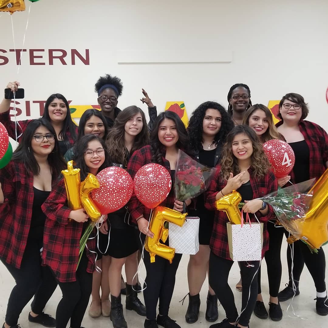 MSU_SLA's tweet photo. Meet our newest Señoritas ! ♥️💚💛🌹 #aqui #SLA #MSU #SigmaLambdaAlpha #msutexas22rollcall #señoritaslatinasenaccíon #stanggang22 #midwesternstateuniversity #ΣΛΑ https://t.co/OXx8qdgNuw