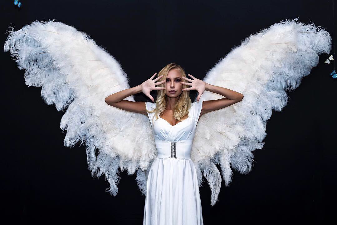Simonna's tweet photo. —
“...they wanted to cut her wings and then blame her for not knowing how to fly. Yet, unsuccessfully.” https://t.co/wNTQIiW19B #model #actress #singer #photoshoot #snow #angel #wings https://t.co/Mhg5uW1Tks