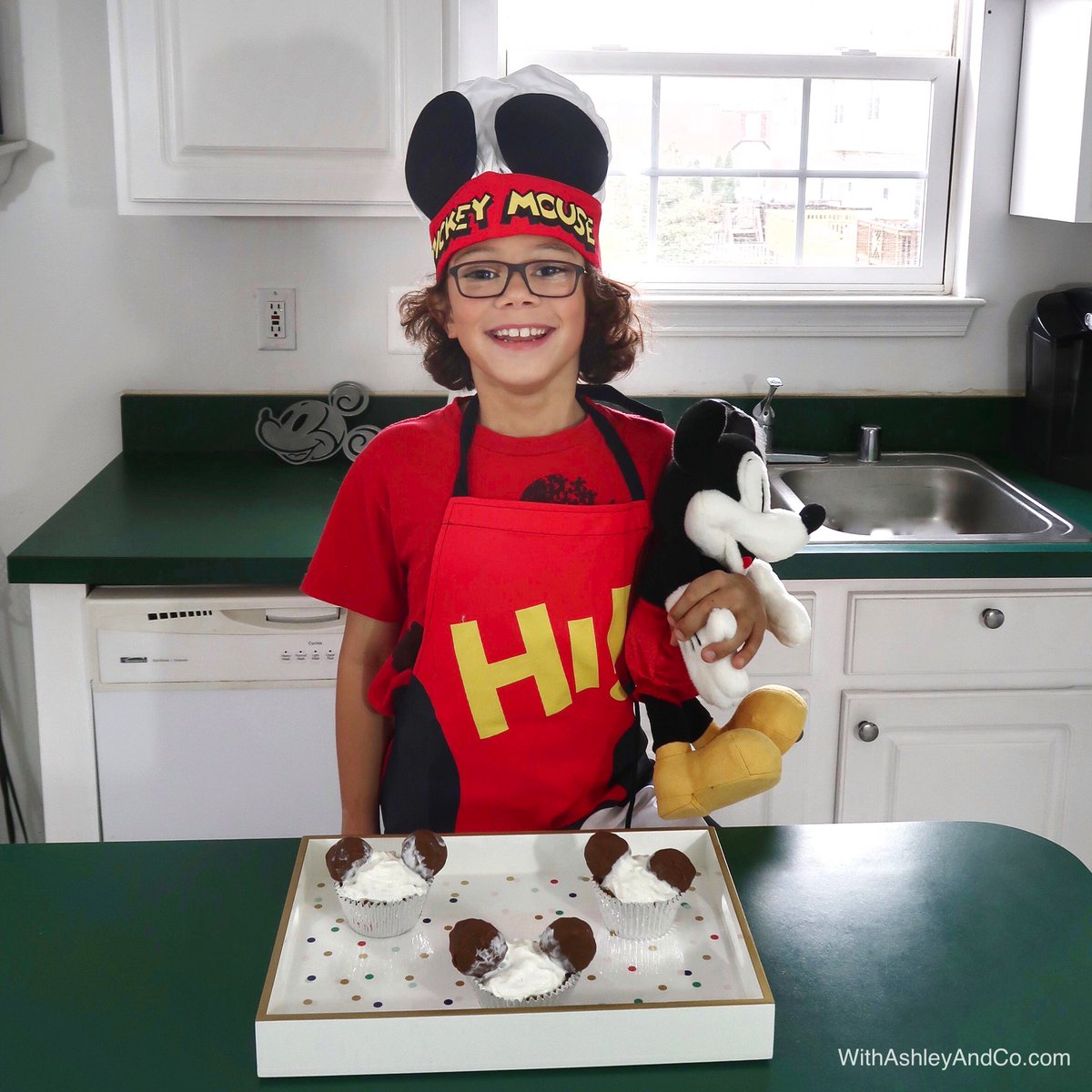 ThatAshleyErin's tweet photo. We are celebrating #MickeyMouse's 90th Birthday with these tasty Coco-Nana Cupcakes from @DoleTweets!
For recipes, how-to videos, unique party tips, trivia, and more visit: https://t.co/T1c6Ve2fB6
#Mickey90
#ShareYourEars
#MickeyTrueOriginal
#DoleHero
#DolePartner https://t.co/JD0if9ruTd