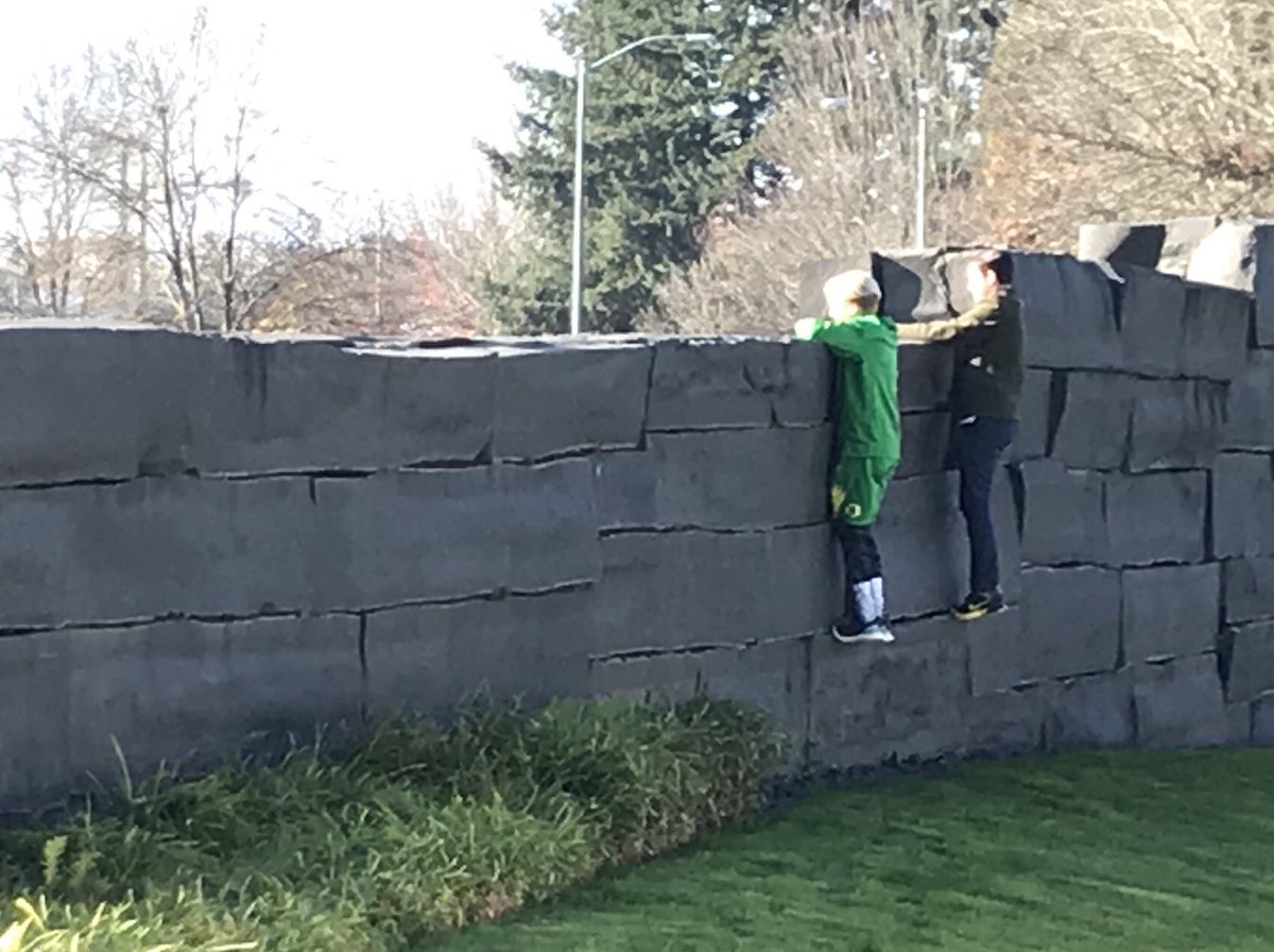 austarchitect's tweet photo. Thanks @coachfeld for letting my boys peek in on practice today before you popped over. Did you give them any lifting advise??? #goducks 🦆 @dylan___aust @RileyAust https://t.co/uNREmKhSWH