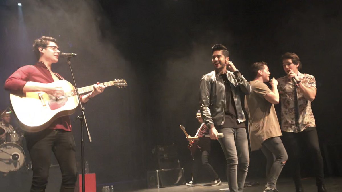 PaulaYaremi_G's tweet photo. Viajar 173.7 km para disfrutar de su increíble talento, en verdad no tiene precio.💜✨
Gracias @LucahOficial por una noche llena de magia y de invitados muy especiales 🙌🏼😻.
#LucahSupport #LucahVeracruz https://t.co/MFfX7mEY3F