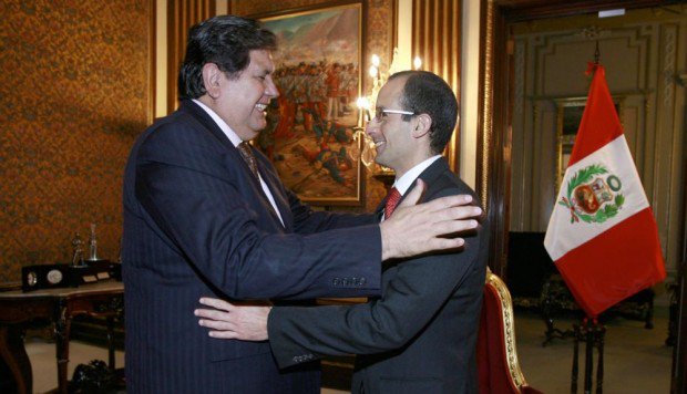 mafia_sunedu_'s tweet photo. Alan García, un ex presidente involucrado en la corrupción de #Odebrecht dice que es "perseguido político" y pide asilo a #Uruguay. Saquen sus conclusiones. https://t.co/nB2BWHcQOS