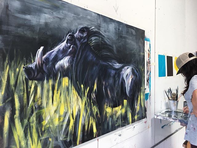“The Guardian” (40” x 60”) in progress in the studio...
.
#warthogs #wildhogs #painter #fineart #fineartist #aimeehoover #artgallery #africananimals #contemporaryart #originalpainting #originalartwork #modernwildlifeart #gallery #animalart #interiordesig… ift.tt/2BgMnqd
