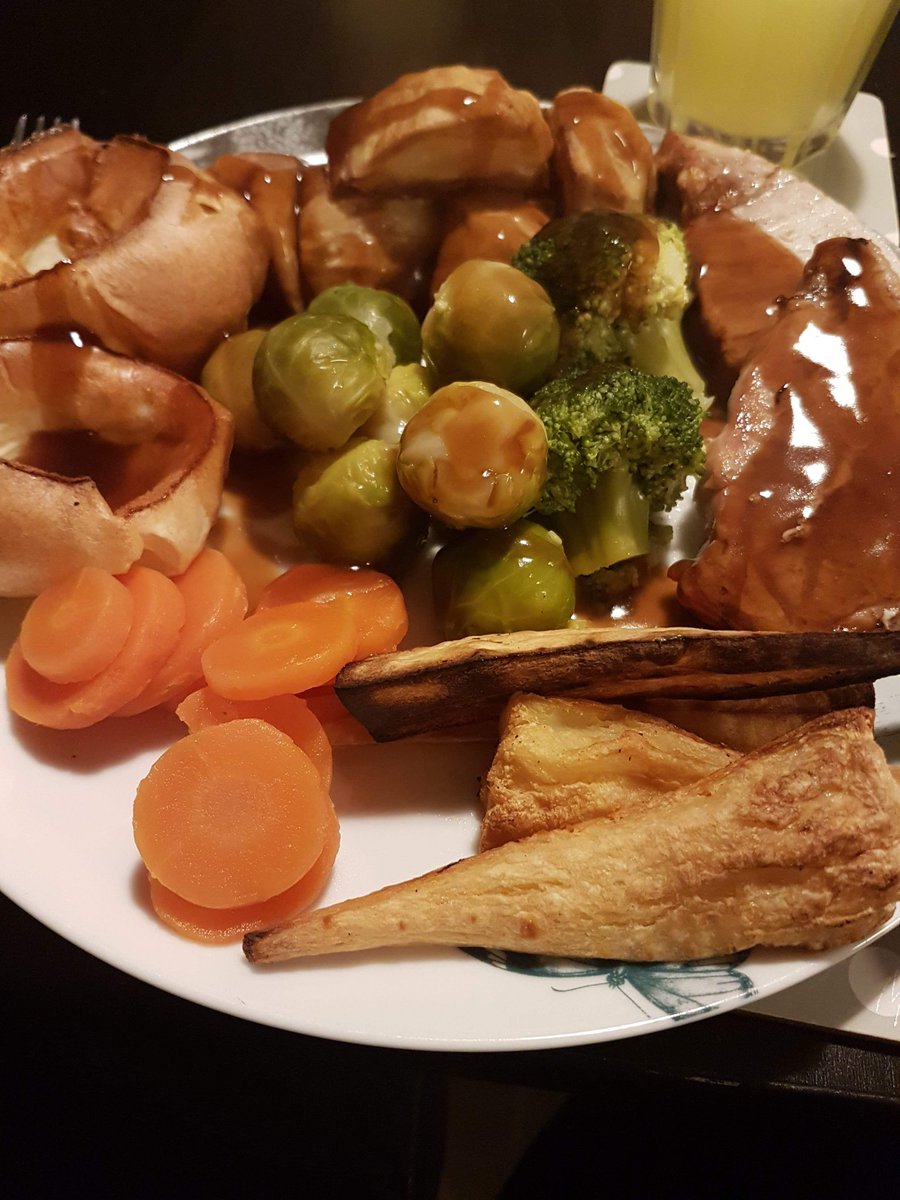 Driffield_SW's tweet image. Just love a #SundayRoast Great how #foodoptimising with @SlimmingWorld let's me eat all my favourite foods to lose weight. Syns for gravy and Yorkshire puddings but everything else is #FreeFood #healthyeating #weightloss