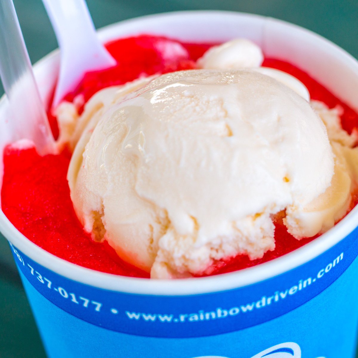 rainbowdrivein's tweet photo. Enjoying this beautiful #sundayfunday with a cool and refreshing Slush Float! #rainbowdrivein
.
.
#happysunday #slushfloat #sweettreats #kapahulu #hawaii #kalihi #locomoco #mixplate #bonesschicken #bbqbeef #mahimahi #homemade #gravyallover #platelunch #hawaiisbestkitchens https://t.co/boFOZdVpz8