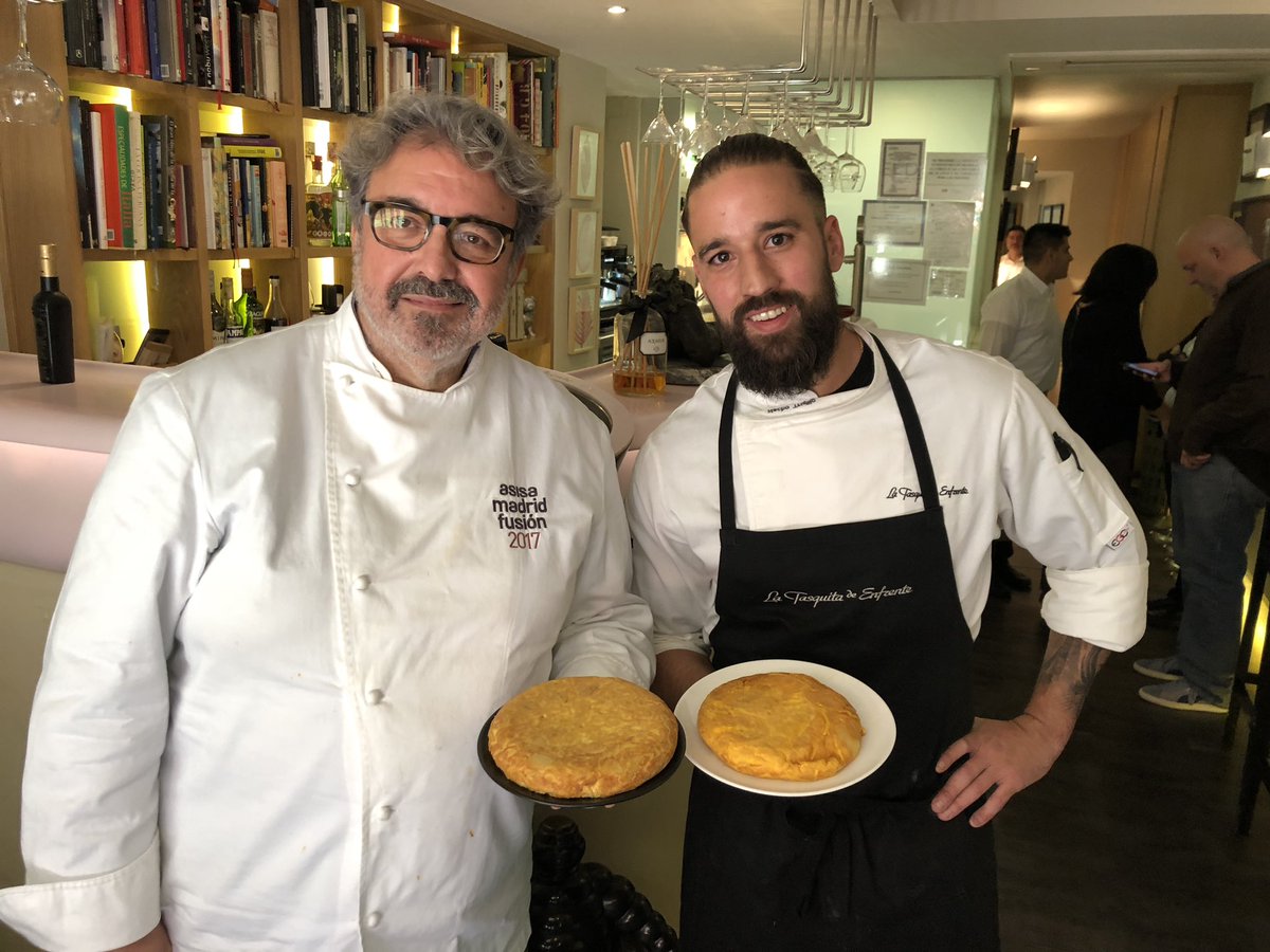 JCCapel's tweet photo. Tortillas de patatas. Cómo están más ricas? Con manteca de cerdo ibérico según se elaboraban en el siglo XIX, o con aceite de oliva virgen extra? En @TasquiEnfrente #Juanjo las ha preparado de ambas formas. Una cata inédita. Resultado? https://t.co/pO0dO7BPKa https://t.co/cSuDQXzQMk